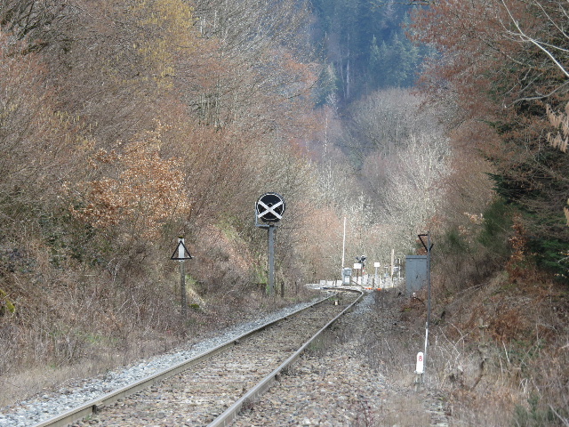 LAQUEUILLE-LE_MONT-DORE--PK_449_8--dans_la_pente_de_35_en_direction_de_La_Bourboule_le_disque_de_la_gare_est_condamne--YA--27_3_2016.jpg