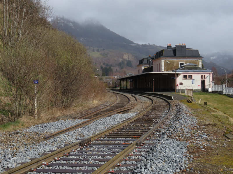 LA_BOURBOULE--demantelement_de_la_gare--extremite_ouest--la_voie_d_evitement_a_ete_deconnectee--YA--dim_27_mars_2016.jpg