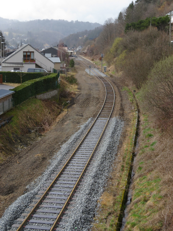 LA_BOURBOULE--demantelement_des_installations_de_gare---panneaux_de_voie_neuve_en_remplacement_des_aiguilles_deposees--vue_vers_l_ouest--27_mars_2016.jpg