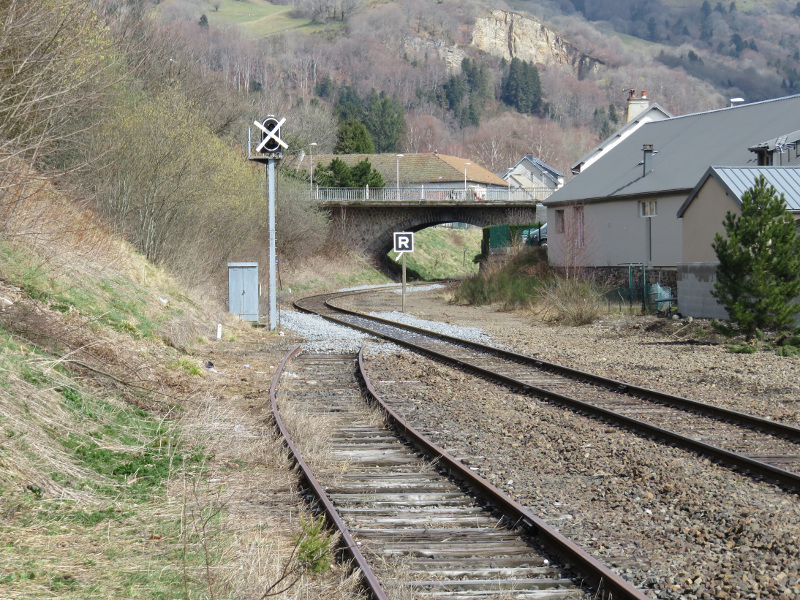 LA_BOURBOULE--demantelement_des_installations_de_la_gare_cote_Le_Mont-Dore--voie_d_evitement_deconnectee_voies_de_debords_et_signaux_deposes--YA--27_3_2016.jpg