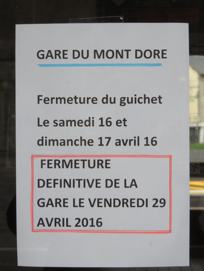 LE_MONT-DORE--affichette_apposee_sur_la_porte_d_entree_de_la_gare_SNCF--la_fin_est_proche--YA--16_avr_2016.jpg