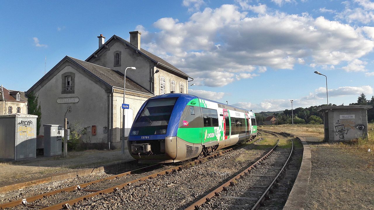 gare_de_felletin_vu_de_la_deuxieme_voie_a_quai.jpg
