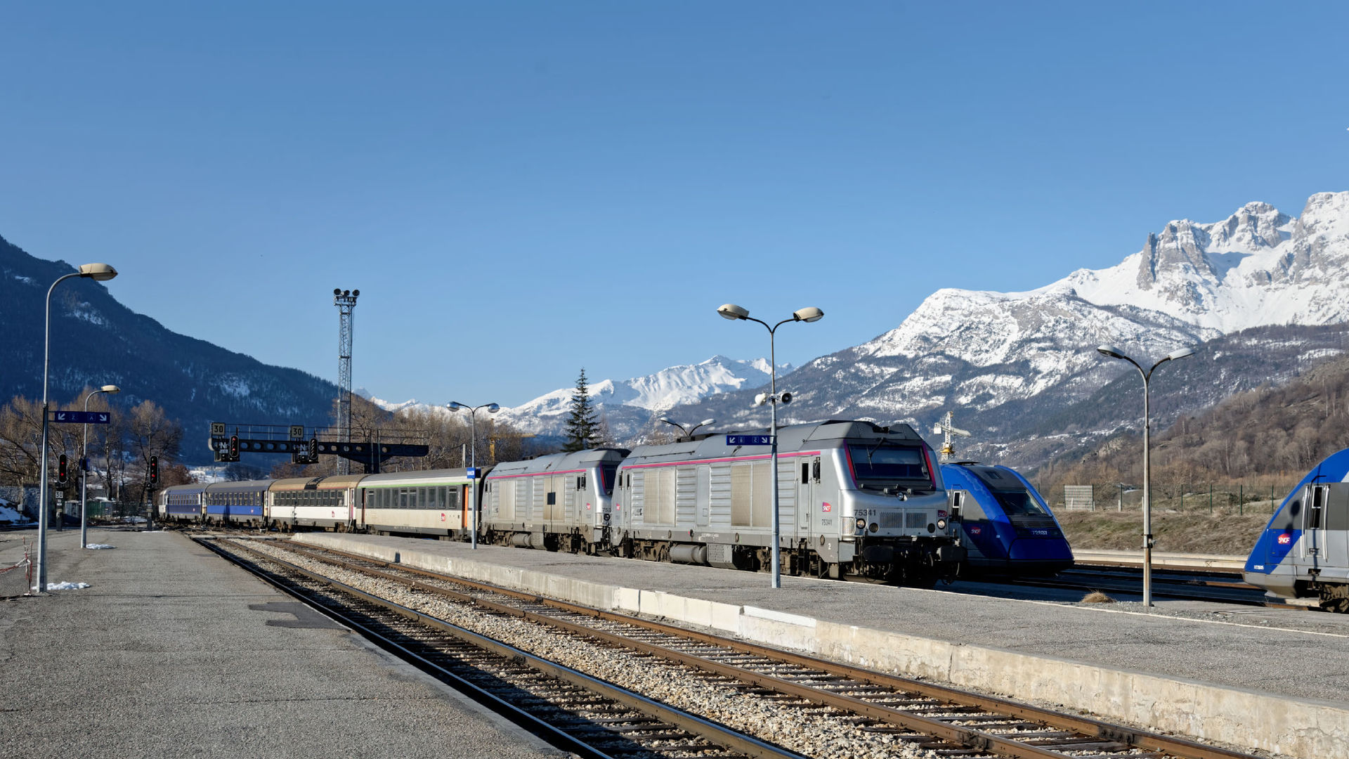 l_intercites_de_nuit_paris_-_austerlitz_briancon_entre_en_gare_de_briancon.jpg