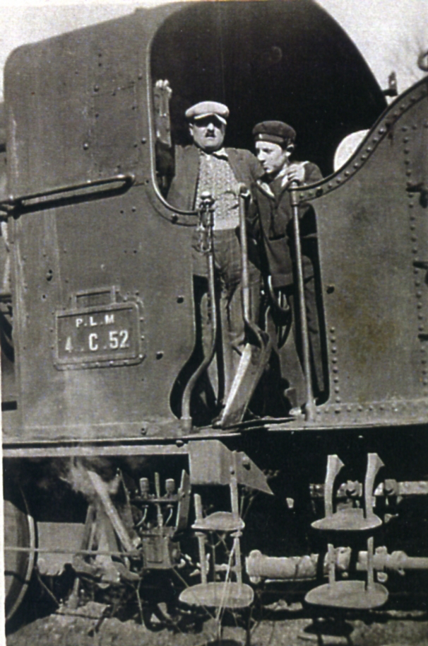 episerm_3_-_lucien_giraud_mecanicien_de_route_en_1937_sur_sa_machine_avec_son_fils_au_depot_de_langeac_coll._jean-claude_giraud.jpg