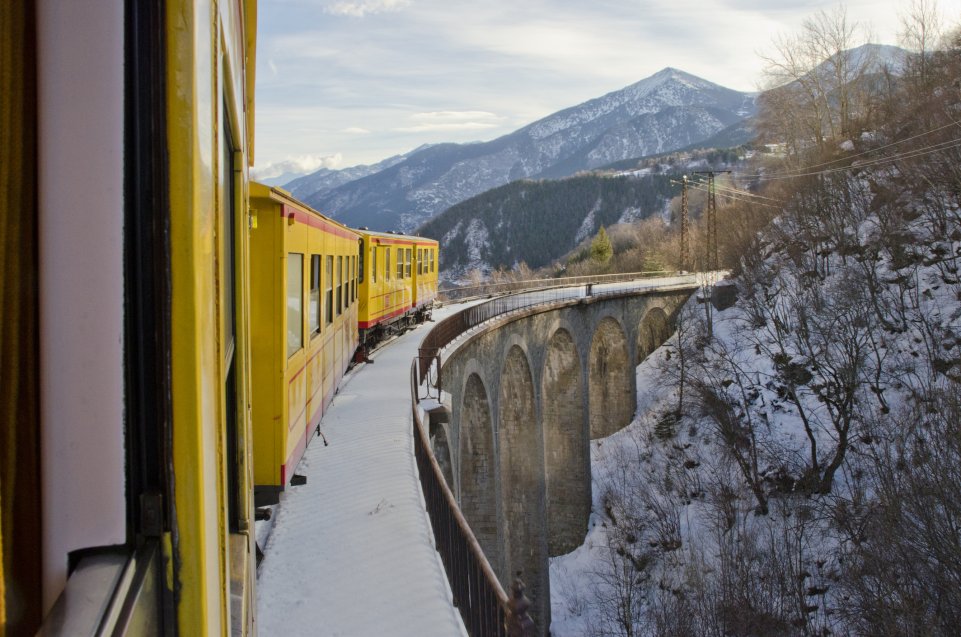train-jaune-pyrenees-neige-imelenchon-istock-902648078.jpg